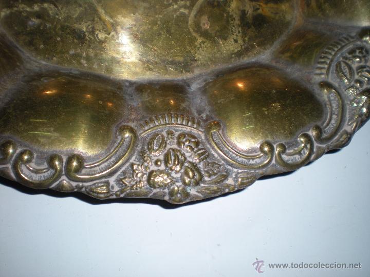 Antig&uuml;edades: Bandeja de lat&oacute;n 35x25cm - Foto 3