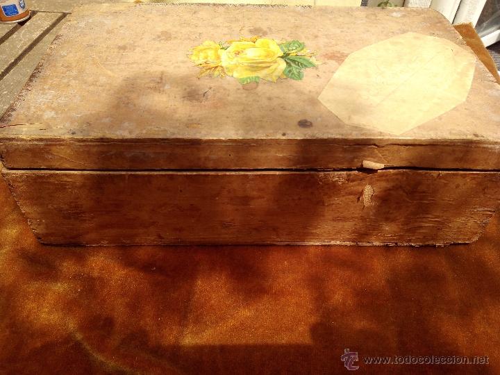Antig&uuml;edades: Caja de madera con decorada con flores - Foto 2