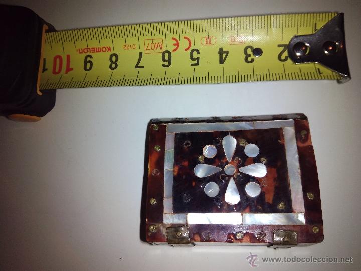 Antig&uuml;edades: Caja de n&aacute;car y madera con el interior dorado. - Foto 1