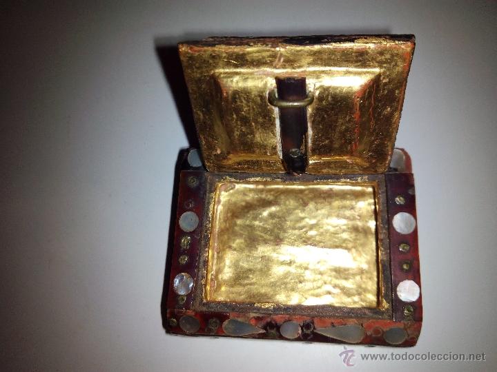 Antig&uuml;edades: Caja de n&aacute;car y madera con el interior dorado. - Foto 3