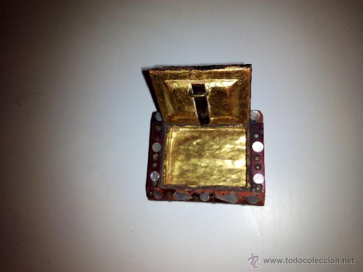 Antig&uuml;edades: Caja de n&aacute;car y madera con el interior dorado. - Foto 4