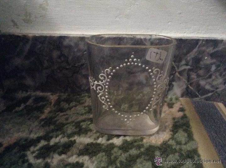 Antig&uuml;edades: Bonito vaso de cristal decorado con el nombre de Teresa. altura 7 cm boca de 6 x 3 cm La Industria ?