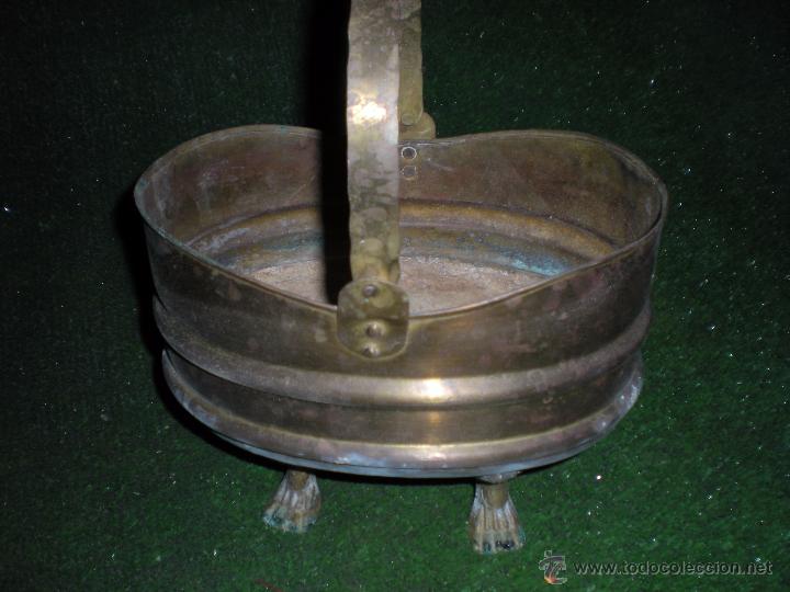 Antig&uuml;edades: Macetero de lat&oacute;n muy antiguo 24x14cm - Foto 1