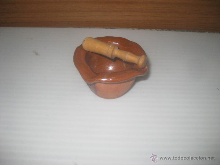 Antig&uuml;edades: Mortero barro vidriado, mano de madera