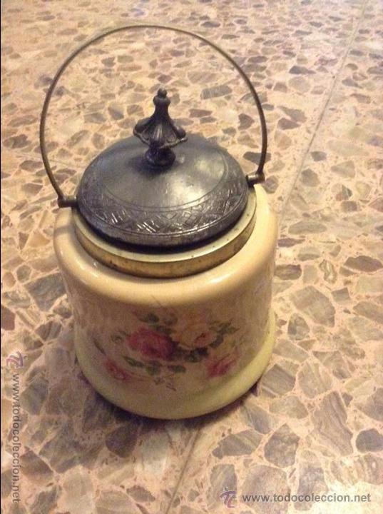 Antig&uuml;edades: Caramelera con motivos florales, marca inglesa. 22 cm de alto, base de 16 cm