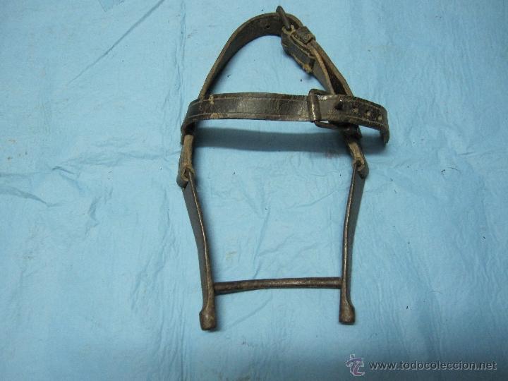 Antig&uuml;edades: ANTIGUO ESTRIBO DE METAL Y CUERO - Foto 1