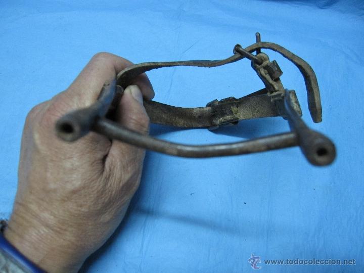 Antig&uuml;edades: ANTIGUO ESTRIBO DE METAL Y CUERO - Foto 3