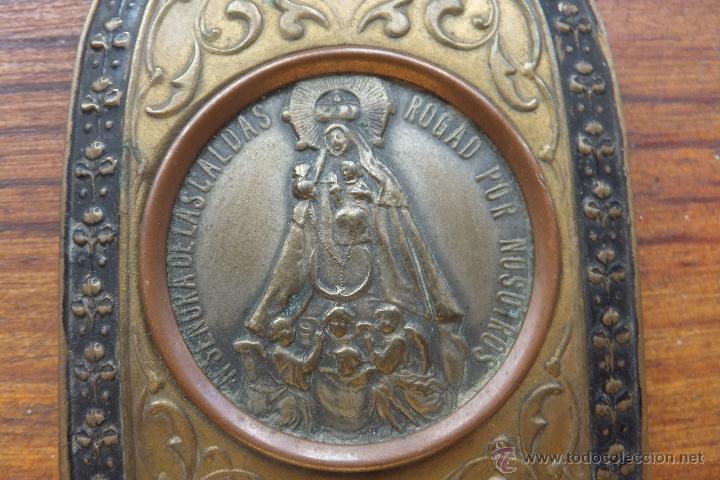 Antig&uuml;edades: Chapa o placa repugada con medallon Virgen de las Caldas.Corrales de Buelna .Cantabria