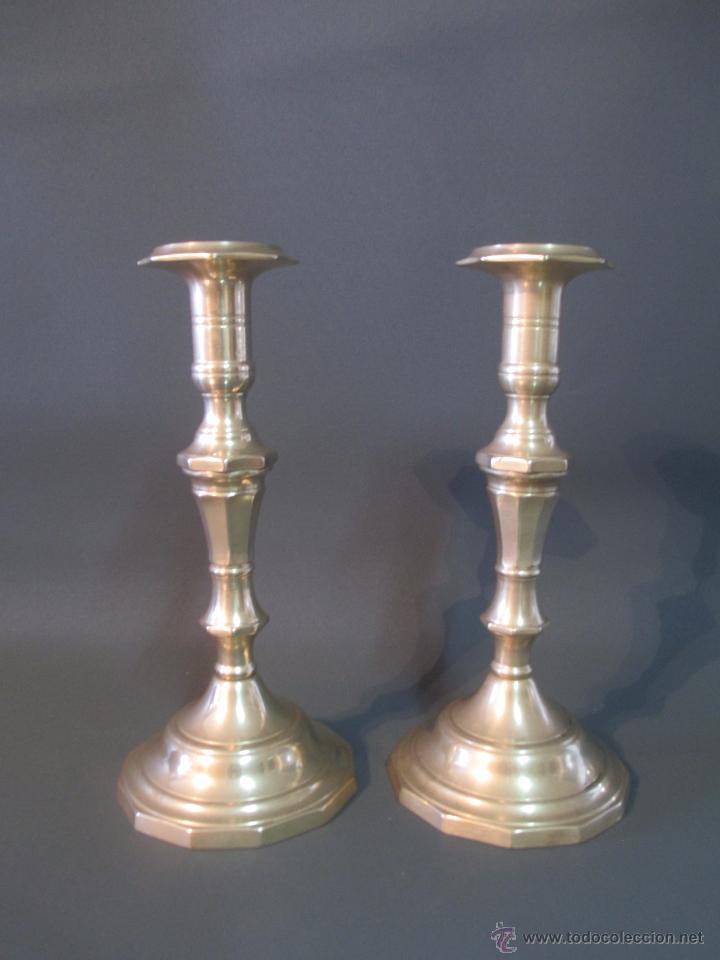 Antig&uuml;edades: PAREJA DE CANDELABROS DE BRONCE - Foto 1