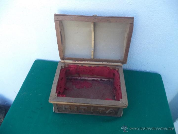 Antig&uuml;edades: caja de carton y madera - Foto 2