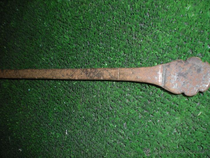 Antig&uuml;edades: Badila de brasero  mango repujado - Foto 2