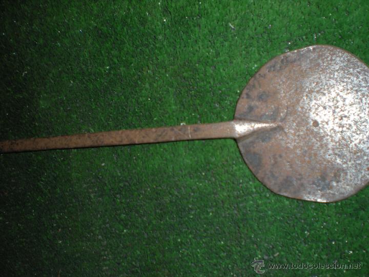 Antig&uuml;edades: Badila de brasero  mango repujado - Foto 3
