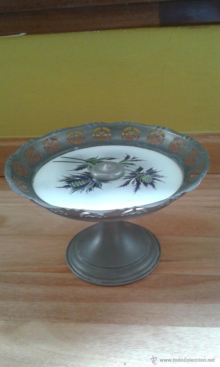Antig&uuml;edades: Bonito frutero, en porcelana y metal 14 cm de alto. 21 cm de di&aacute;metro total la parte superior.