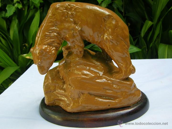 Antig&uuml;edades: OSO DE CERAMICA EN BASE  DE MADERA - Foto 1