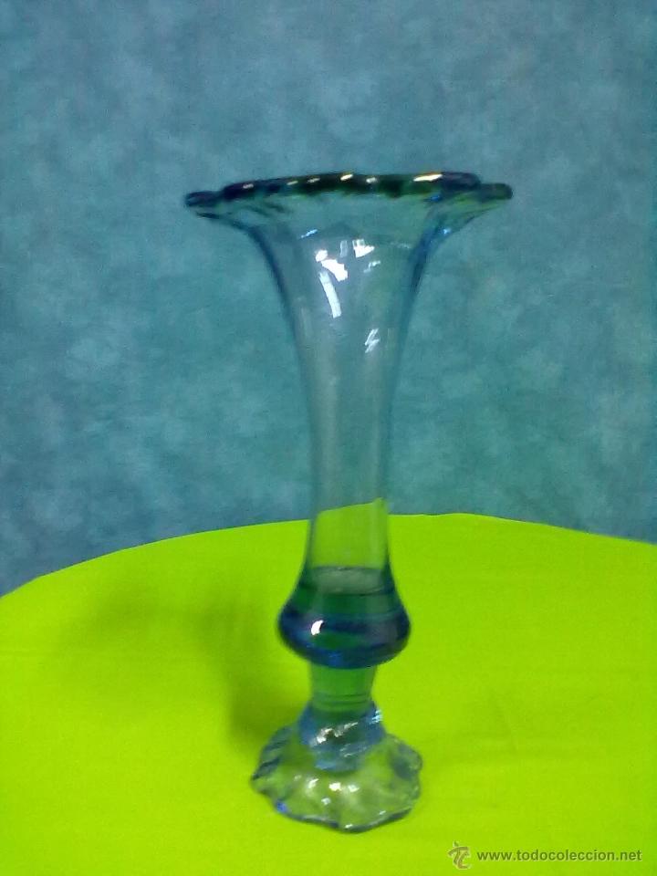 Antig&uuml;edades: IRREGULAR JARRON FLORERO CRISTAL AZUL - Foto 1