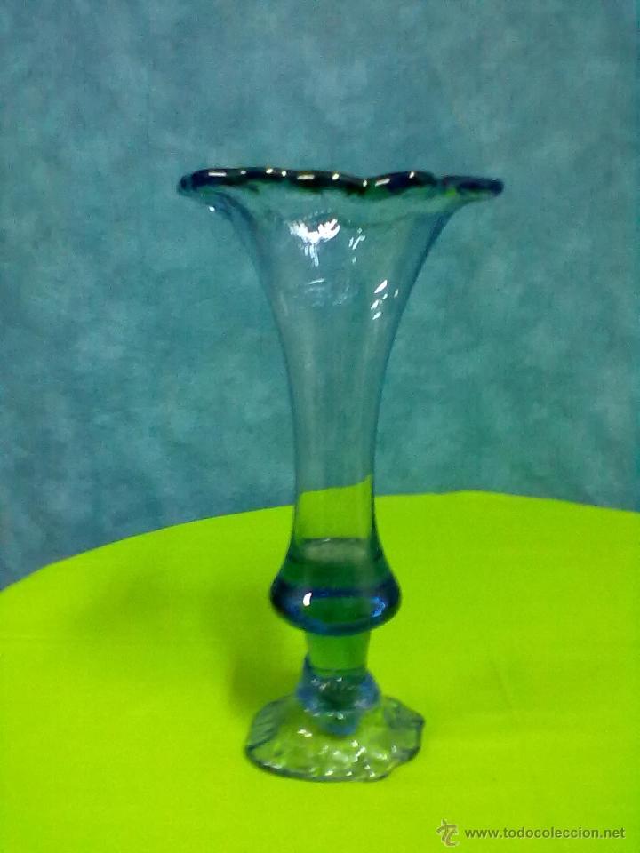 Antig&uuml;edades: IRREGULAR JARRON FLORERO CRISTAL AZUL - Foto 2