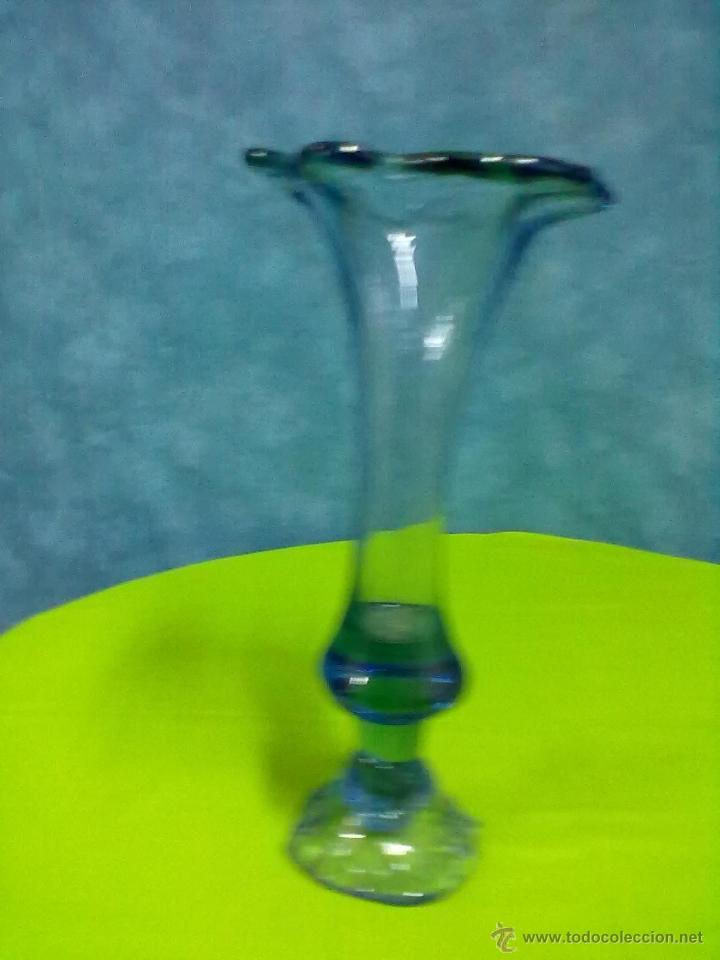 Antig&uuml;edades: IRREGULAR JARRON FLORERO CRISTAL AZUL - Foto 3