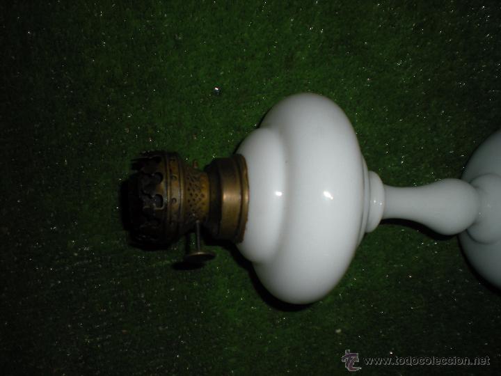 Antig&uuml;edades: Quinqu&eacute; de cristal ( opalina blanco ) 24x11cm - Foto 4