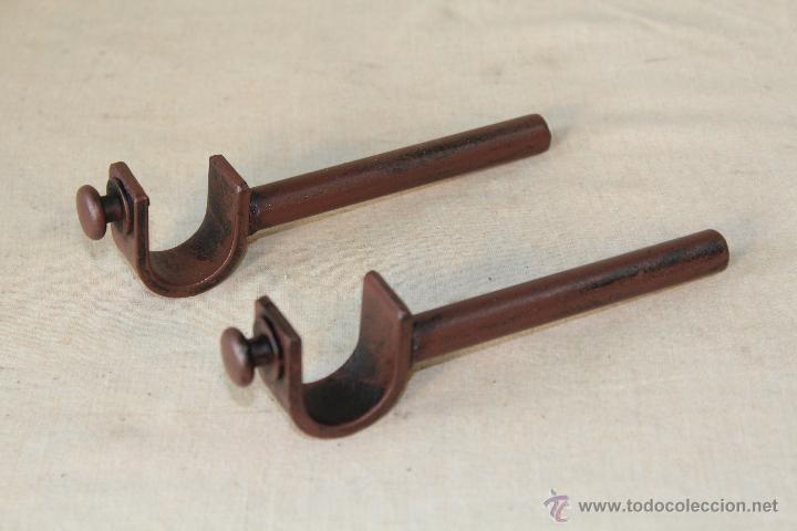 Antig&uuml;edades: 2 SOPORTES PARA BARRA EN HIERRO - Foto 1