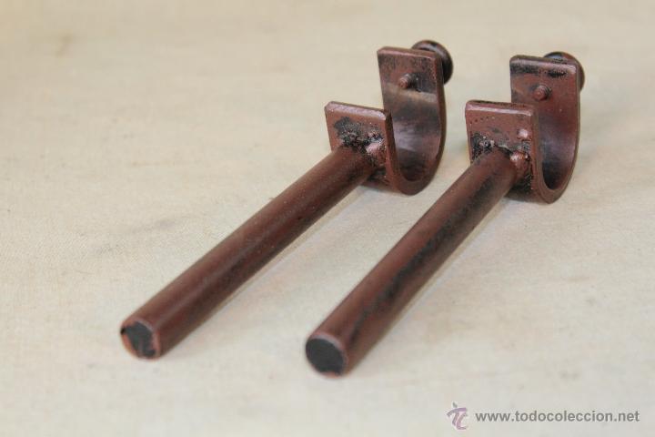Antig&uuml;edades: 2 SOPORTES PARA BARRA EN HIERRO - Foto 2