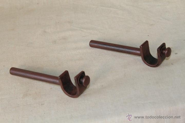 Antig&uuml;edades: 2 SOPORTES PARA BARRA EN HIERRO - Foto 3
