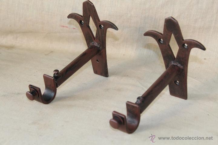 Antig&uuml;edades: 2 SOPORTES PARA BARRA EN HIERRO - Foto 1