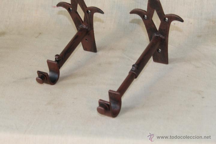 Antig&uuml;edades: 2 SOPORTES PARA BARRA EN HIERRO - Foto 2