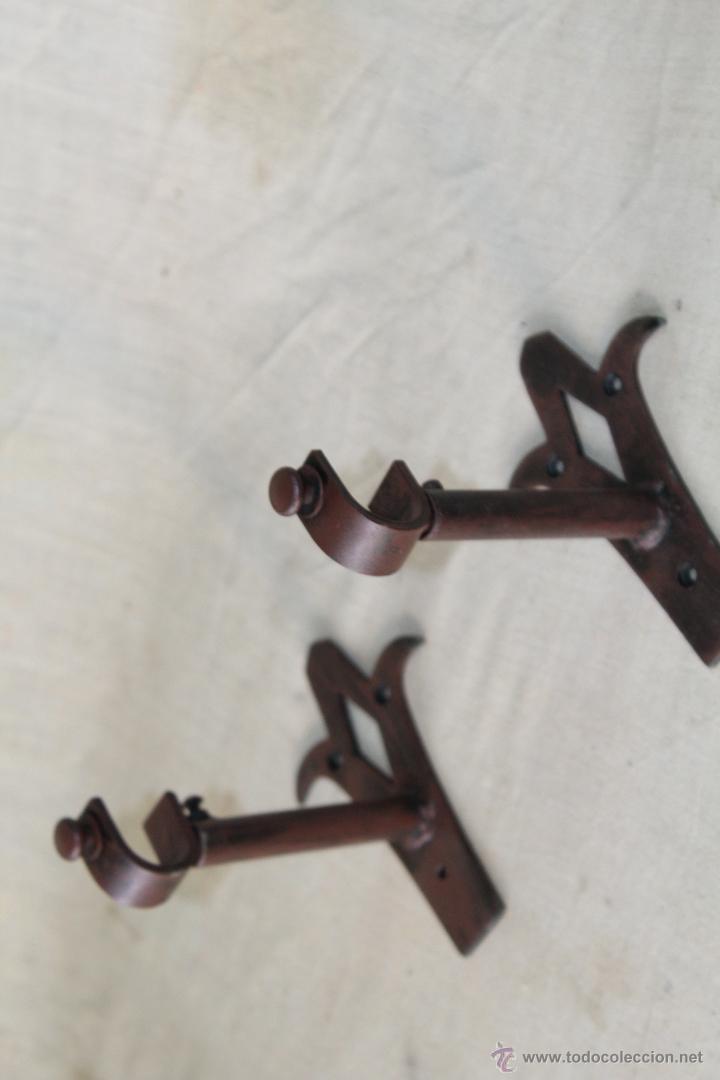 Antig&uuml;edades: 2 SOPORTES PARA BARRA EN HIERRO - Foto 3