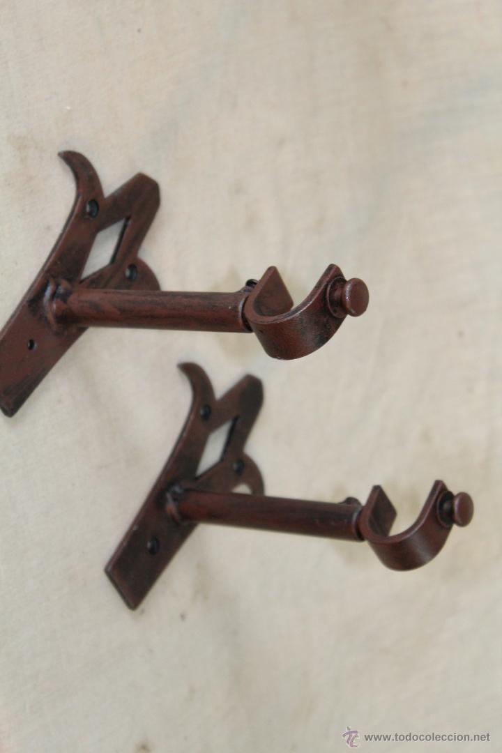 Antig&uuml;edades: 2 SOPORTES PARA BARRA EN HIERRO - Foto 4