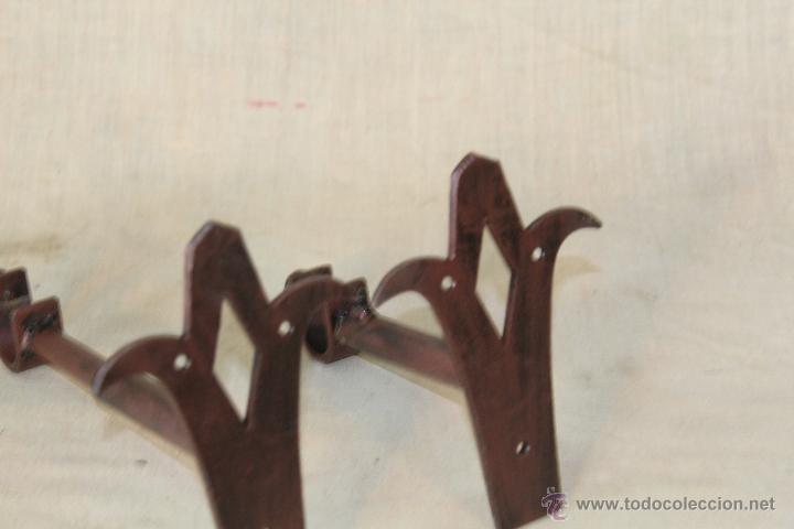 Antig&uuml;edades: 2 SOPORTES PARA BARRA EN HIERRO - Foto 5