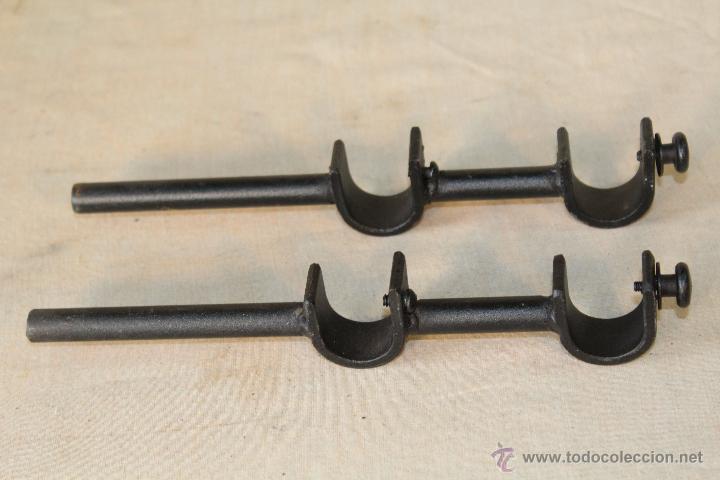 Antig&uuml;edades: 2 SOPORTES PARA BARRAS EN HIERRO - Foto 1