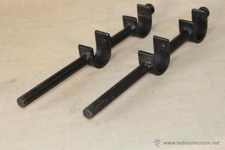 Antig&uuml;edades: 2 SOPORTES PARA BARRAS EN HIERRO - Foto 2