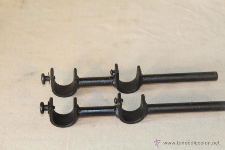 Antig&uuml;edades: 2 SOPORTES PARA BARRAS EN HIERRO - Foto 3