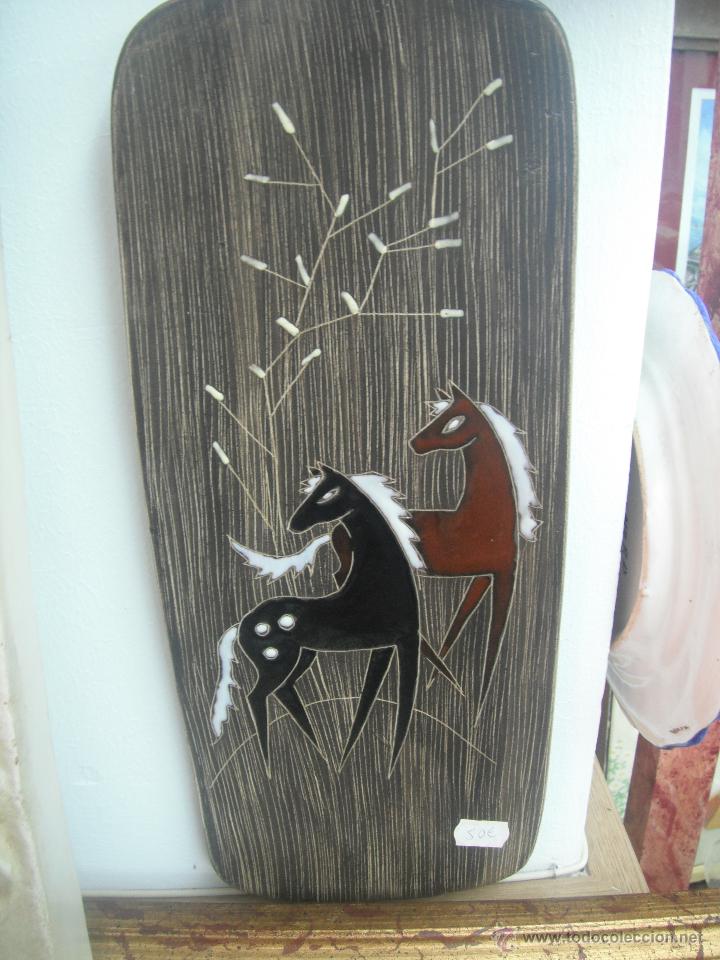 Antig&uuml;edades: plato con caballos firmado - Foto 1