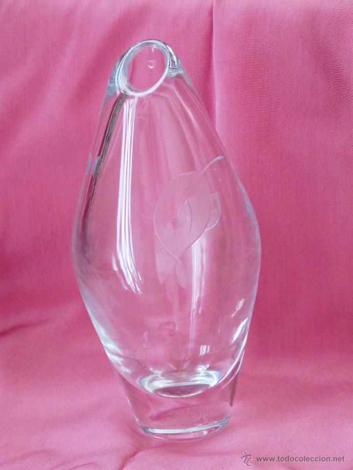 Antiquit&auml;ten: FLORERO DE CRISTAL TALLADO, FIRMADO EN LA BASE.