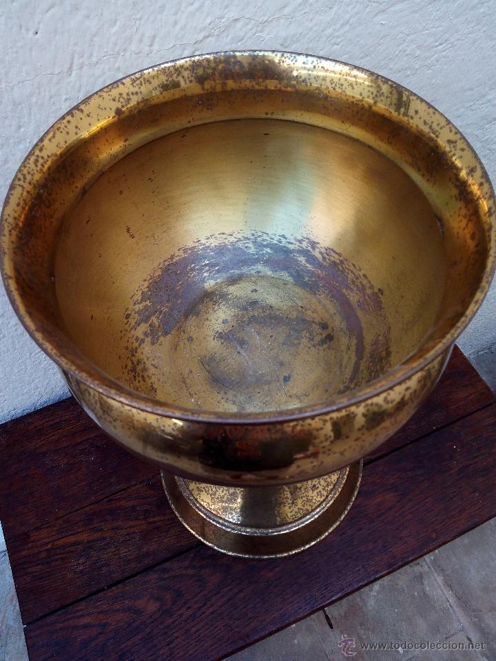 Antig&uuml;edades: Maceta con forma de Copa, de lat&oacute;n - Foto 2