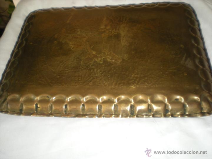 Antig&uuml;edades: BANDEJA DE METAL DORADA Y GRABADA - Foto 2