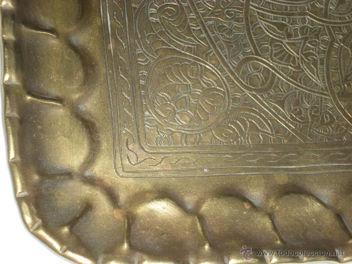 Antig&uuml;edades: BANDEJA DE METAL DORADA Y GRABADA - Foto 3