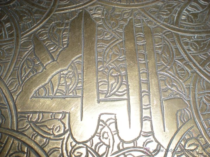 Antig&uuml;edades: BANDEJA DE METAL DORADA Y GRABADA - Foto 4