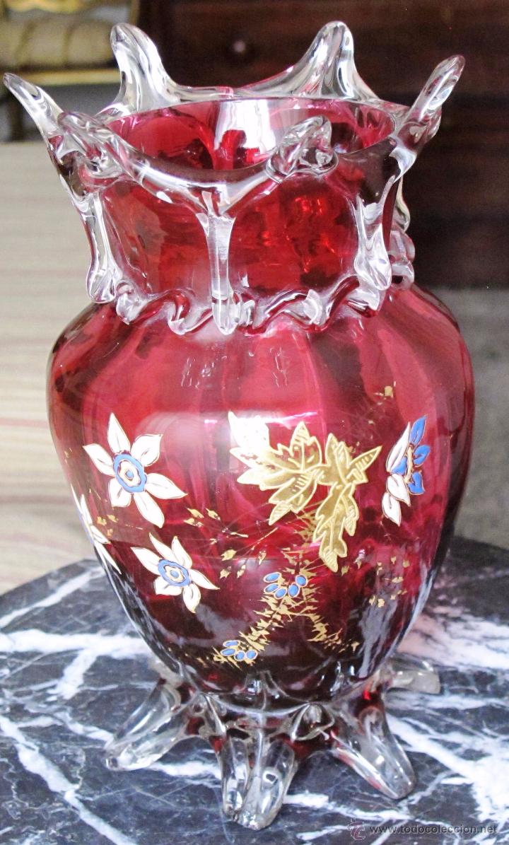Antiguidades: FLORERO DE CRISTAL ROJO SOPLADO DECORADO CON ORO FINO Y ESMALTE
