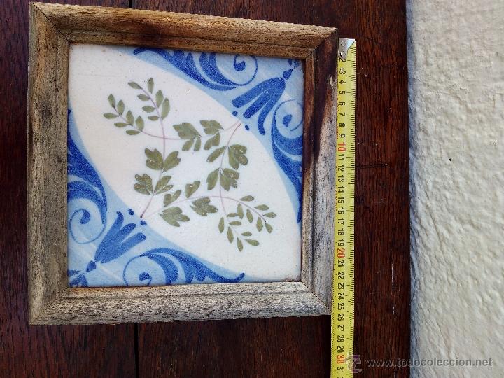 Antig&uuml;edades: Azulejo antiguo enmarcado en madera. - Foto 1