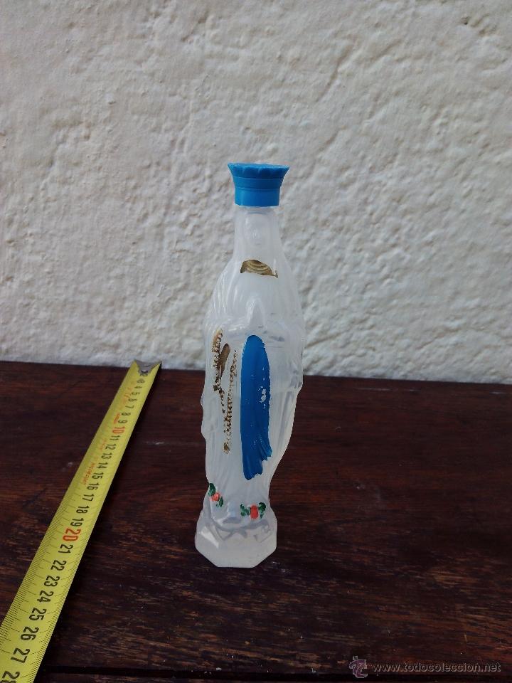 Antig&uuml;edades: Botella de pl&aacute;stico de Nuestra se&ntilde;ora de Lourdes - Foto 1