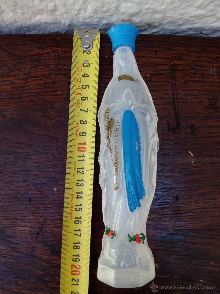 Antig&uuml;edades: Botella de pl&aacute;stico de Nuestra se&ntilde;ora de Lourdes - Foto 2