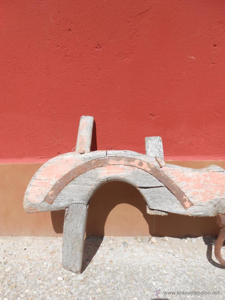 Antig&uuml;edades: ANTIGUO YUGO DE MADERA. ARGOLLA DE HIERRO. - Foto 8