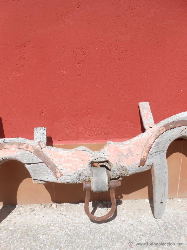 Antig&uuml;edades: ANTIGUO YUGO DE MADERA. ARGOLLA DE HIERRO. - Foto 9