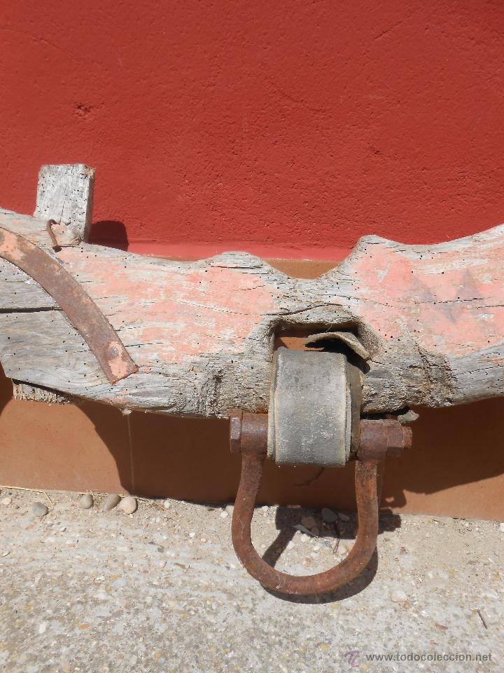 Antig&uuml;edades: ANTIGUO YUGO DE MADERA. ARGOLLA DE HIERRO. - Foto 2
