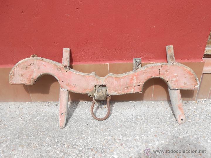 Antig&uuml;edades: ANTIGUO YUGO DE MADERA. ARGOLLA DE HIERRO. - Foto 3
