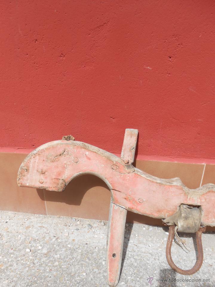 Antig&uuml;edades: ANTIGUO YUGO DE MADERA. ARGOLLA DE HIERRO. - Foto 4