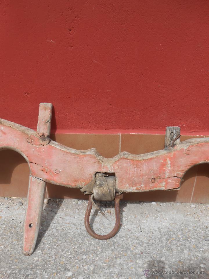 Antig&uuml;edades: ANTIGUO YUGO DE MADERA. ARGOLLA DE HIERRO. - Foto 5