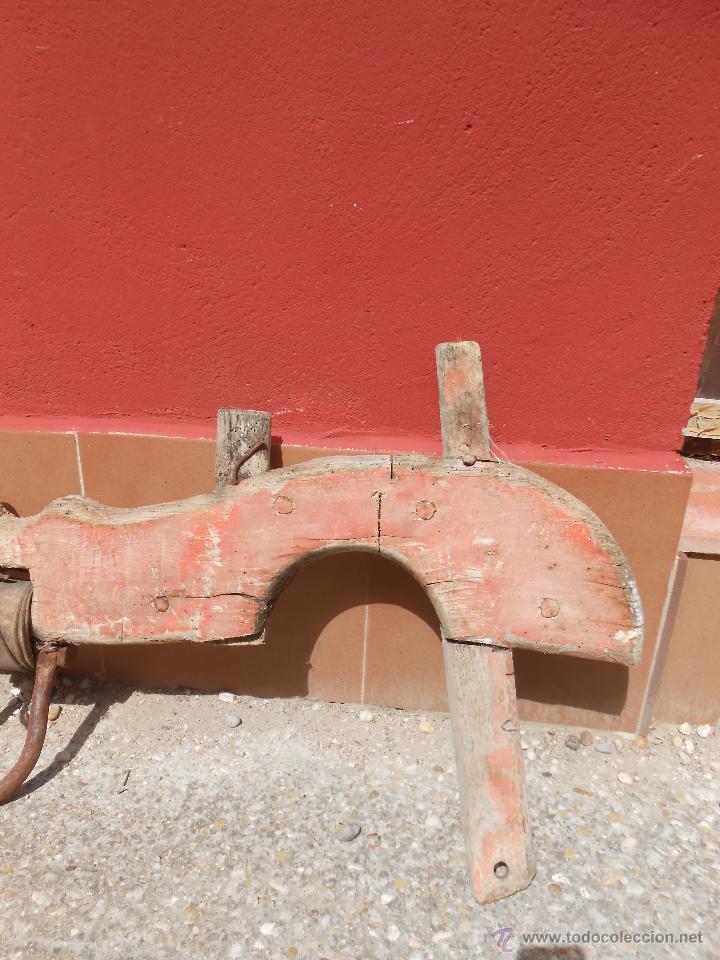 Antig&uuml;edades: ANTIGUO YUGO DE MADERA. ARGOLLA DE HIERRO. - Foto 6